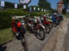 Die Mopeds stehen Spalier